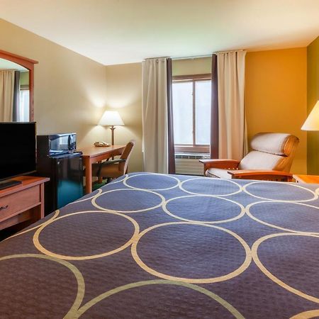 Super 8 By Wyndham Berlin Wi Hotel Ngoại thất bức ảnh