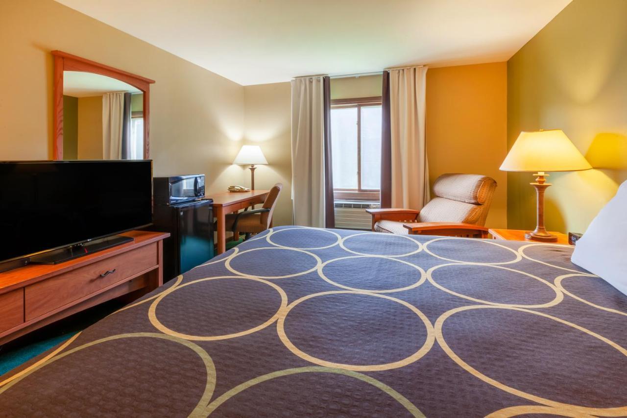 Super 8 By Wyndham Berlin Wi Hotel Ngoại thất bức ảnh