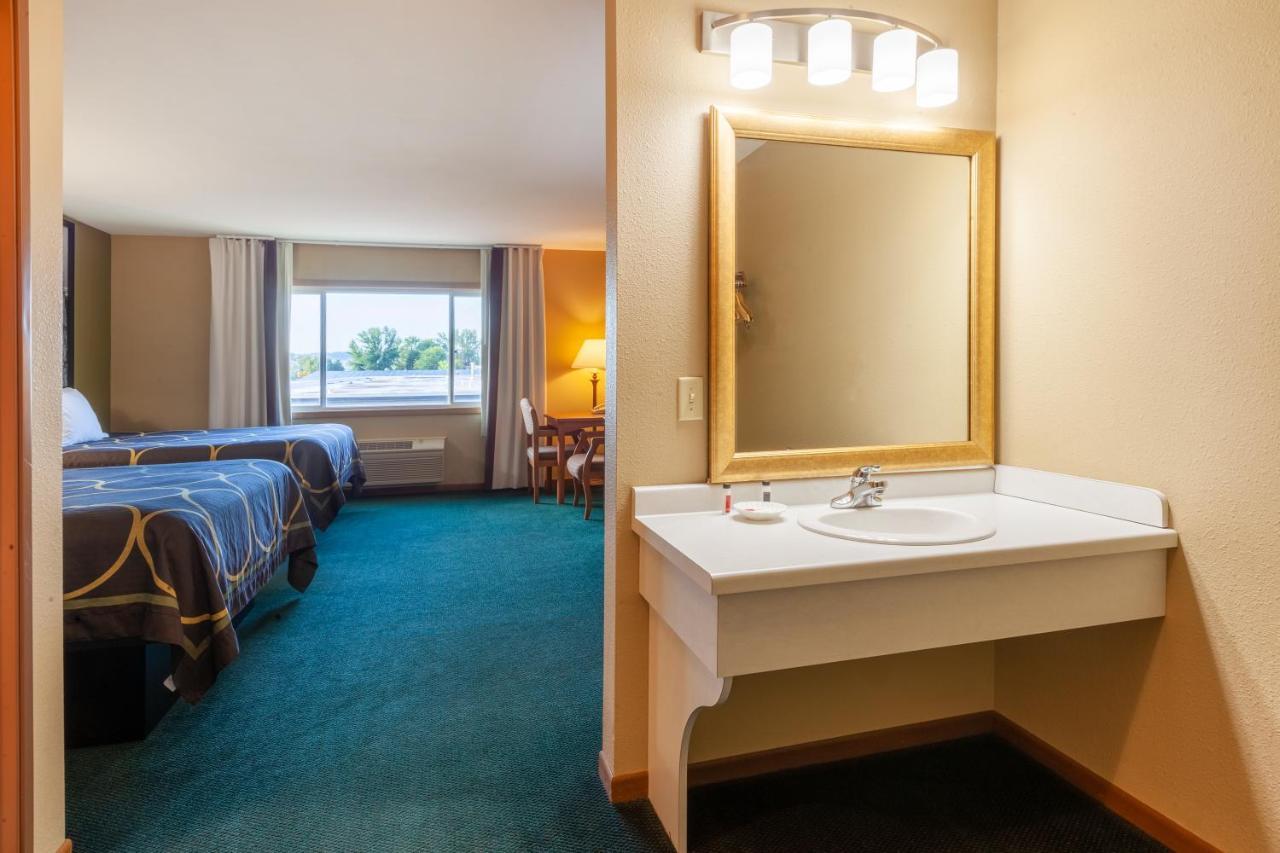 Super 8 By Wyndham Berlin Wi Hotel Ngoại thất bức ảnh
