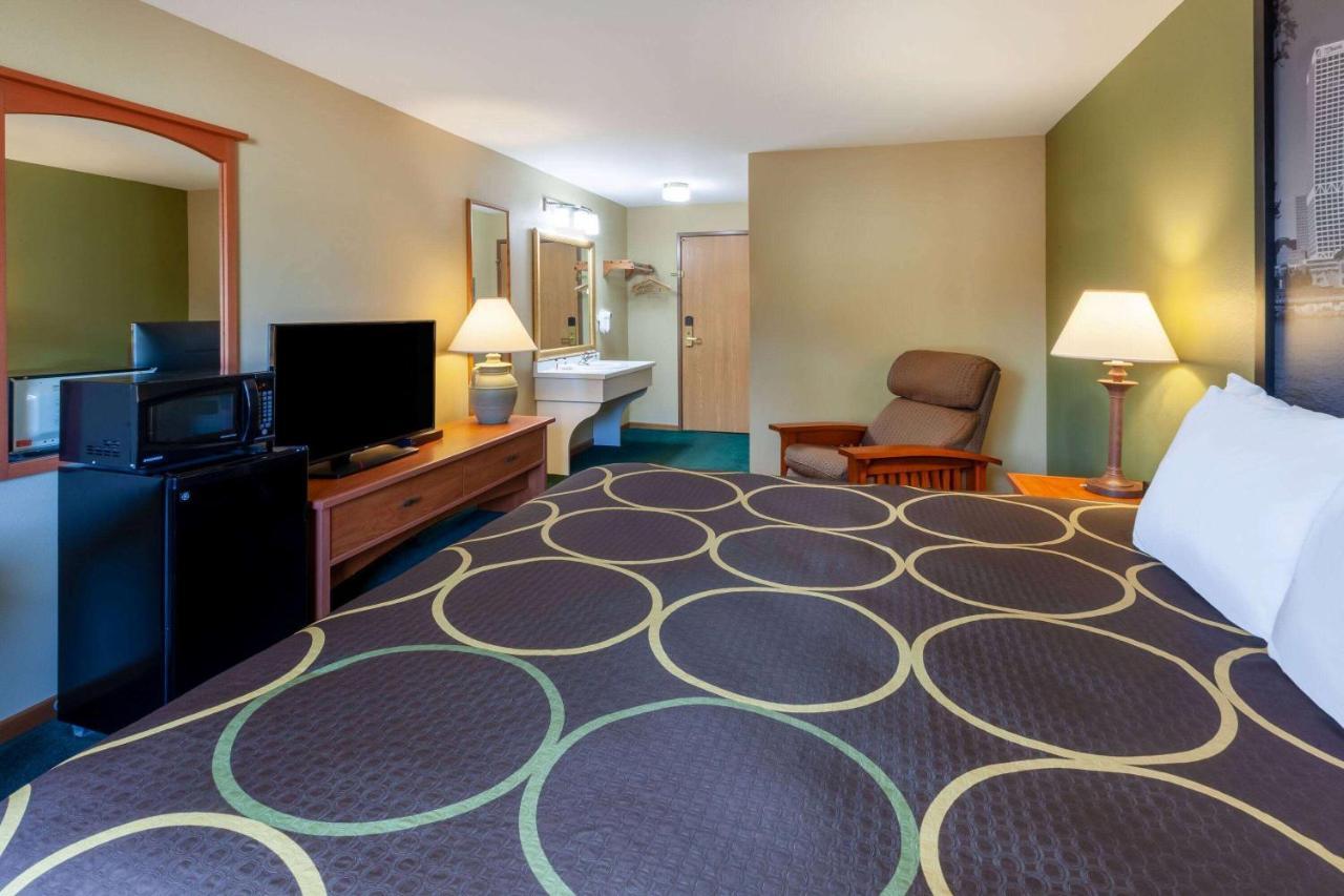 Super 8 By Wyndham Berlin Wi Hotel Ngoại thất bức ảnh