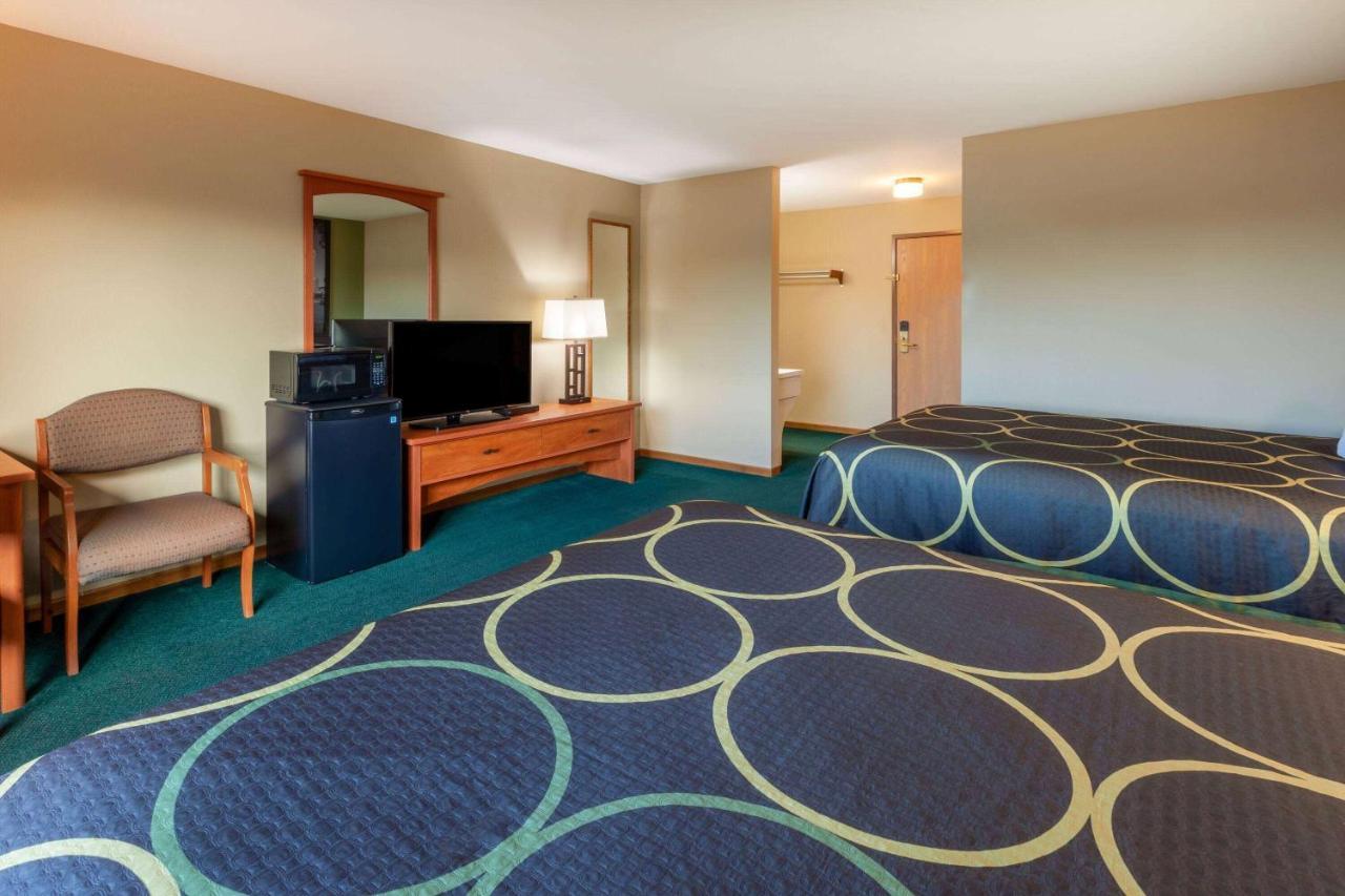 Super 8 By Wyndham Berlin Wi Hotel Ngoại thất bức ảnh