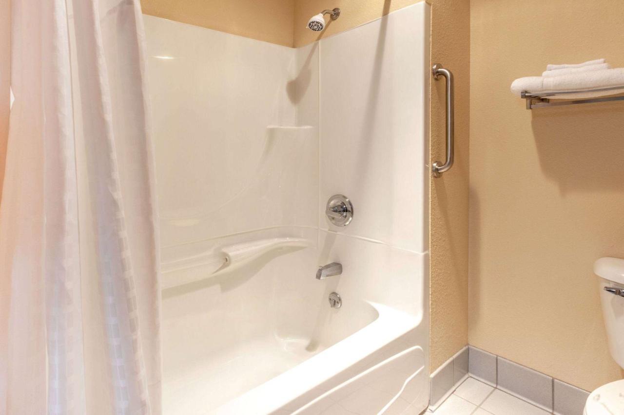 Super 8 By Wyndham Berlin Wi Hotel Ngoại thất bức ảnh
