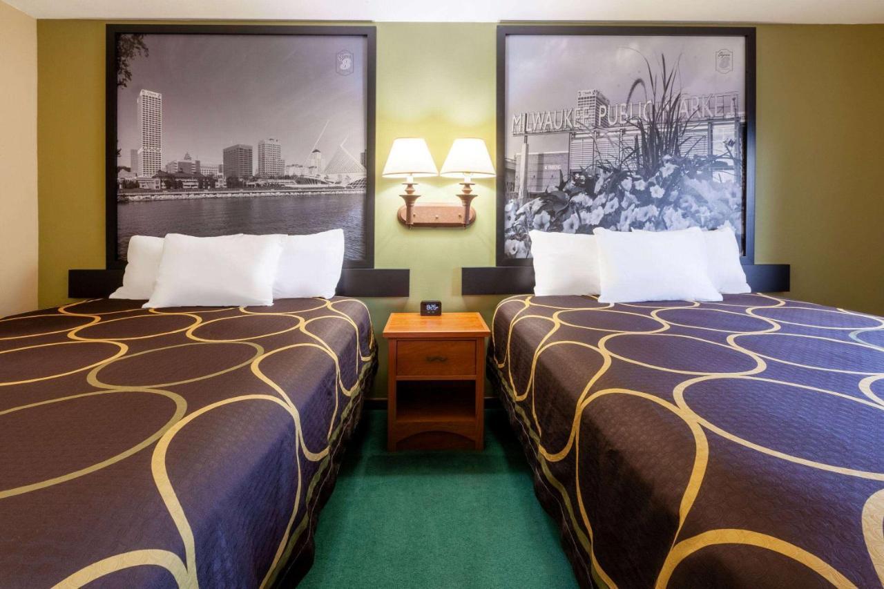 Super 8 By Wyndham Berlin Wi Hotel Ngoại thất bức ảnh