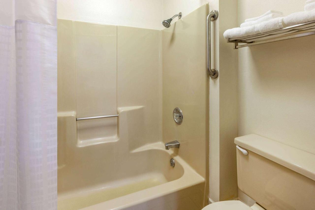 Super 8 By Wyndham Berlin Wi Hotel Ngoại thất bức ảnh