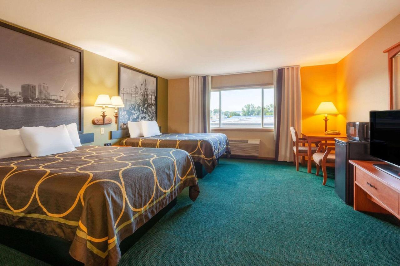 Super 8 By Wyndham Berlin Wi Hotel Ngoại thất bức ảnh