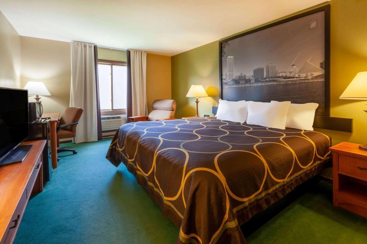 Super 8 By Wyndham Berlin Wi Hotel Ngoại thất bức ảnh