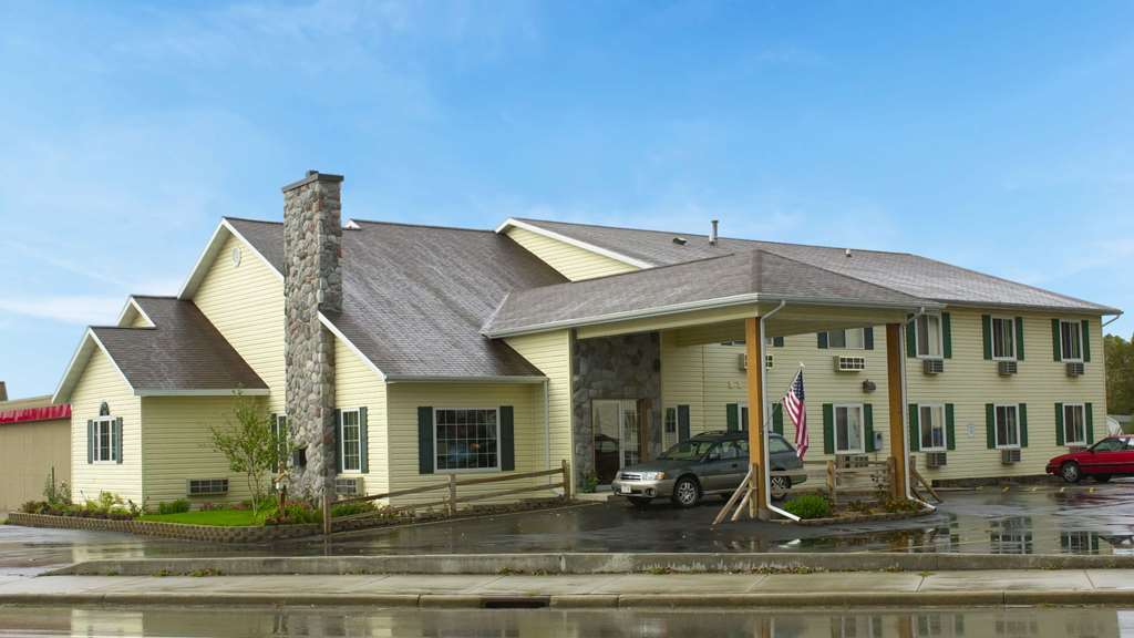 Super 8 By Wyndham Berlin Wi Hotel Ngoại thất bức ảnh